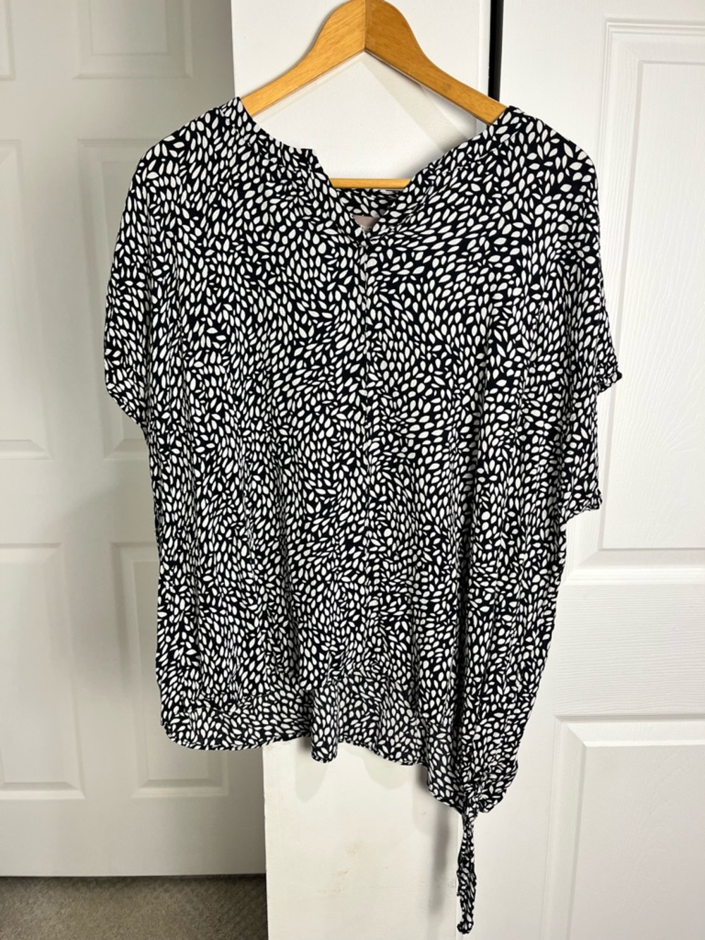 Chicos Size 3 Black & White V-Neck Blouse Short Sleeve Tie Detail Career Casual